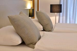 Tempat tidur dalam kamar di Oasis Les Portes du Soleil Mountain Resort