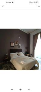 拿坡里的住宿－SUITE CASA FANZAGO，一间卧室设有一张大床和一个窗户。
