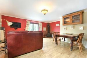 een woonkamer met een bank en een tafel bij Stonecrop Cottage in Alwinton