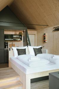 Tempat tidur dalam kamar di Wiesenglück Tiny House Hotel