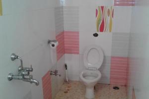 uma casa de banho com WC numa cabina em Mayelle Agonda em Agonda