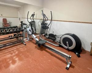 Centrum fitness w obiekcie Marbesa Villas with Jacuzzi