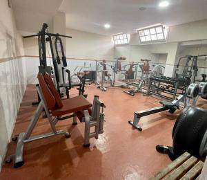 Centrum fitness w obiekcie Marbesa Villas with Jacuzzi