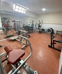 Centrum fitness w obiekcie Marbesa Villas with Jacuzzi