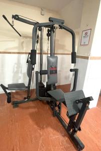 Centrum fitness w obiekcie Marbesa Villas with Jacuzzi