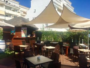 Restauracja lub miejsce do jedzenia w obiekcie Marbesa Villas with Jacuzzi