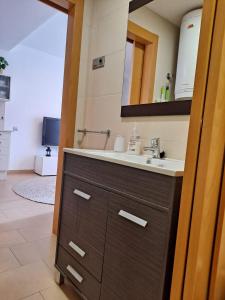 a bathroom with a sink and a mirror at Precioso loft al lado Parc Vallparadís by Lofties in Terrassa