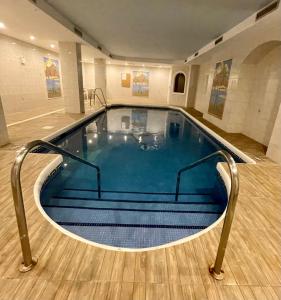 Bazén v ubytovaní Marbesa Villas with Jacuzzi alebo v jeho blízkosti