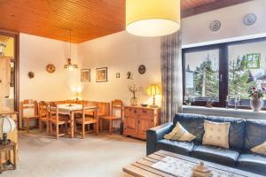 sala de estar con sofá y mesa en Haus Excelsior Top 5, en Seefeld in Tirol