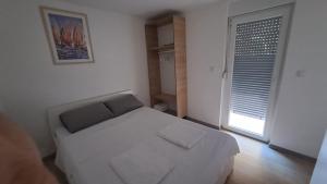 Postel nebo postele na pokoji v ubytování Apartman Novalja