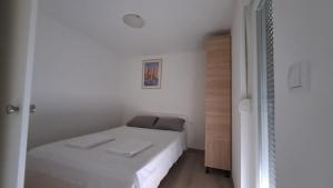 Postel nebo postele na pokoji v ubytování Apartman Novalja