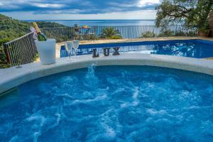 Piscina de la sau aproape de Villa Can Toni Lux Experience, ideal Familias con Vista Mar & AirCon +120 fotografii