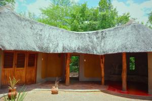 ein Haus mit einem Strohdach in der Unterkunft Munga Eco-Lodge in Livingstone