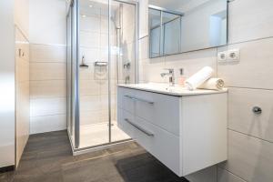 y baño con lavabo y ducha. en Appartementhaus im Winkel, en Sölden