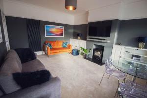uma sala de estar com um sofá e uma mesa de vidro em Beachy Head Apartment By Air Premier em Seaford
