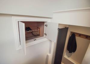 um pequeno armário com um espelho num quarto em Beachy Head Apartment By Air Premier em Seaford