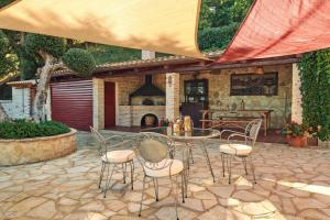 A patio or other outdoor area at Wild Oak Estate - Stunning Views at a Dreamy Location, by ZanteWize Még 37 kép