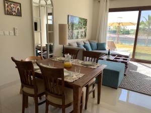 a dining room and living room with a table and chairs at Townhouse Paolo in Salalah
