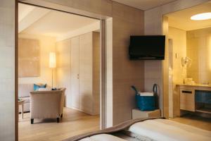 Strandhotel am Weissensee的电视和/或娱乐中心