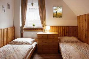 1 Schlafzimmer mit 2 Betten und einem Fenster in der Unterkunft Chalupa Hela in Loučná pod Klínovcem