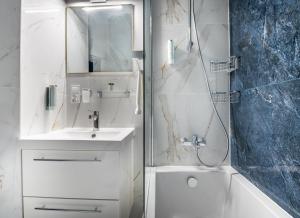 Kúpeľňa v ubytovaní Apartamenty Yeti & Wilka w Centrum Chorzowa - Yeti + 26 fotografií