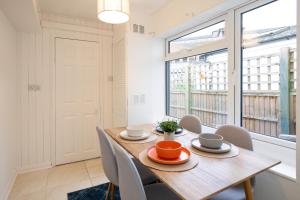 a dining room with a table and chairs and a window at Stunning 2-bedroom home in city centre with Wi-Fi! in Royal Tunbridge Wells
