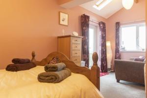 En eller flere senge i et værelse på Our Story Cottage