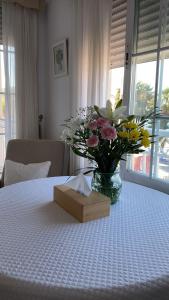 eine Vase voller Blumen auf einem Tisch in der Unterkunft Apartamento en Primera Linea in La Herradura