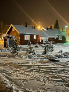 een huis met sneeuw op de grond ervoor bij Yllästölli 2 A, Äkäslompolo in Kolari