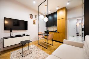 Televízia a/alebo spoločenská miestnosť v ubytovaní MOSTOWA Abdank Old Town Apartment