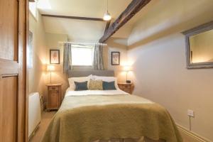 sypialnia z dużym łóżkiem z 2 lampami w obiekcie The Blacksmith's w mieście Bamburgh