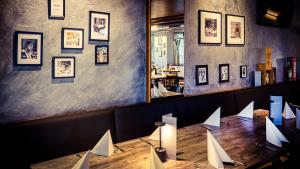 A restaurant or other place to eat at Der Kaiserhof Ried
