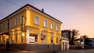 żółty budynek na rogu ulicy w obiekcie Der Kaiserhof Ried w mieście Ried im Innkreis