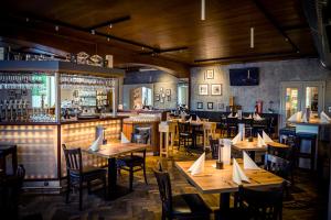 A restaurant or other place to eat at Der Kaiserhof Ried