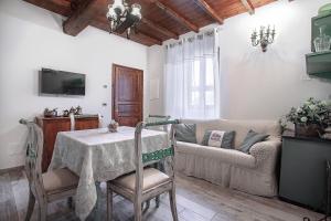 sala de estar con mesa y sofá en Il Castagno, en Castiglione dei Pepoli