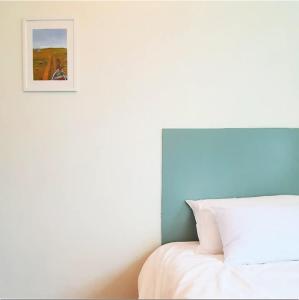- une chambre avec un lit et une photo sur le mur dans l'établissement Hostel Korea - Ikseon, à Séoul