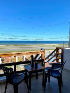 - Balcón con mesa y sillas y vistas a la playa en OCEAN VIEW Mar del Plata en Mar del Plata