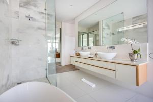 y baño con 2 lavabos y ducha. en Far Horizons Camps Bay en Ciudad del Cabo