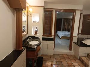 1 dormitorio con 1 cama y baño con lavabo. en Pd full seaview deluxe en Port Dickson