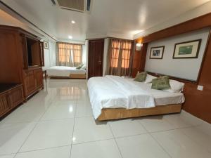 duża sypialnia z dużym łóżkiem i telewizorem w obiekcie Pd full seaview deluxe w mieście Port Dickson
