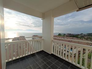 balkon z widokiem na ocean w obiekcie Pd full seaview deluxe w mieście Port Dickson