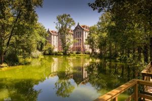 widok na staw przed dużym budynkiem w obiekcie SANA Silver Coast Hotel w mieście Caldas da Rainha