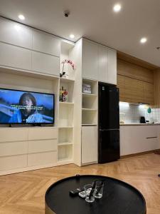 une cuisine avec un réfrigérateur noir et une télévision dans l'établissement Vinhome Smart City Tây Mỗ Nam Từ Liêm Hà Nội, à Hanoï