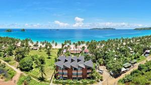 una vista aerea di un resort con l'oceano sullo sfondo di Nacpan Beach Resort Managed by H Hospitality Group a El Nido