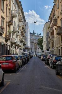 een straat met auto's aan de kant van de weg bij Flat Number 8 in Milaan