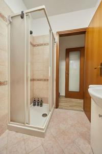een badkamer met een douche, een toilet en een wastafel bij Flat Number 8 in Milaan