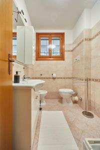 een badkamer met een wastafel, een toilet en een douche bij Flat Number 8 in Milaan