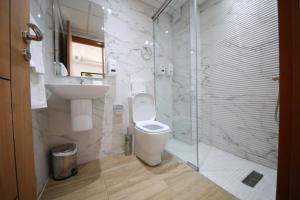 Koupelna v ubytování Welcome House Appart-Hôtel + 49 fotografií