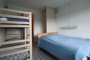 1 dormitorio con 2 literas junto a una cama en Sapins A5 - Résidence Super Murat, en Murat-le-Quaire
