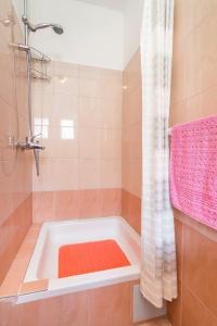 een badkamer met een bad en een douche bij CHEAP apartment TANJA in Trogir